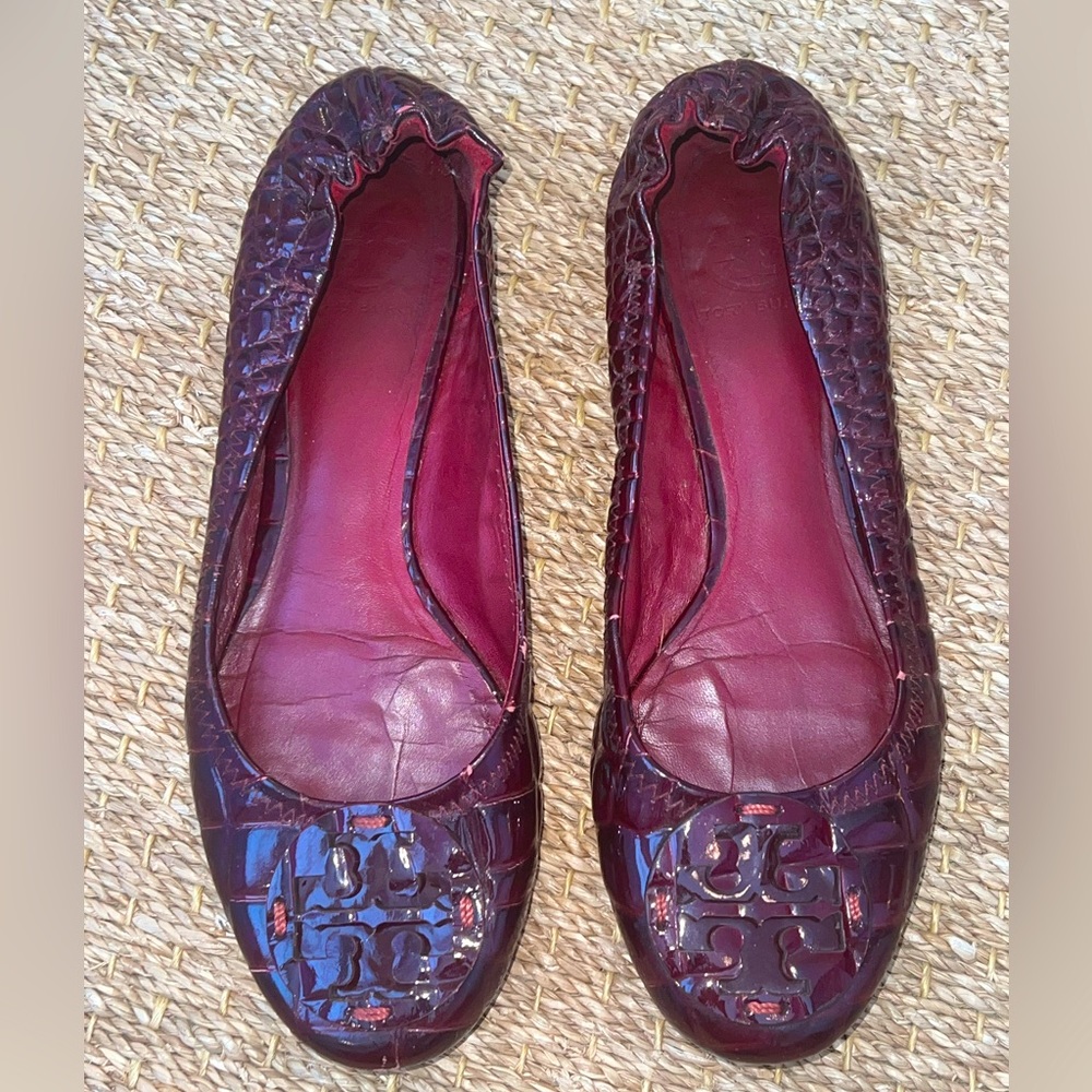 Tory Burch Reva Flat in Croc-Embossed Burgundy Size 9